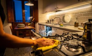 Pulizie Veloci Dopo Cena: Metodo Quotidiano per Case Italiane